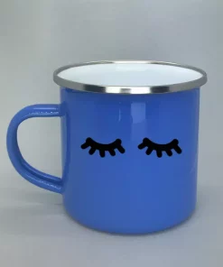 Wimpernmotiv auf Emaillebecher blau