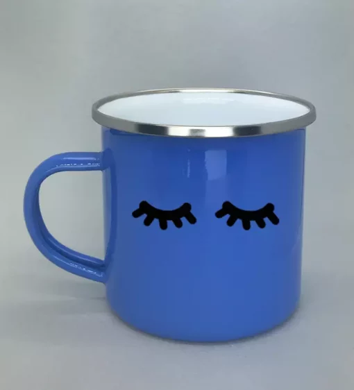Wimpernmotiv auf Emaillebecher blau
