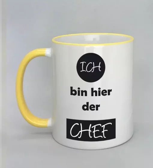 Spruchtasse Ich bin hier der Chef Rand gelb