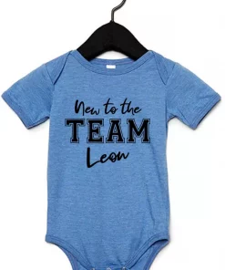 Kurzarm Babybody New to the TEAM mit Name blau