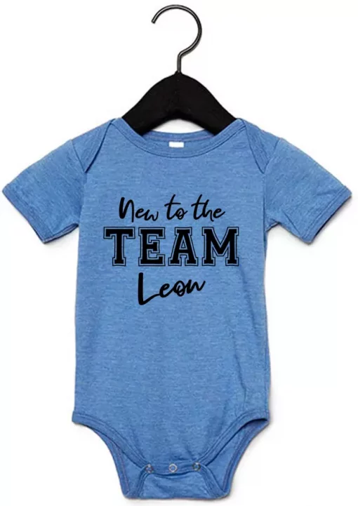 Kurzarm Babybody New to the TEAM mit Name blau