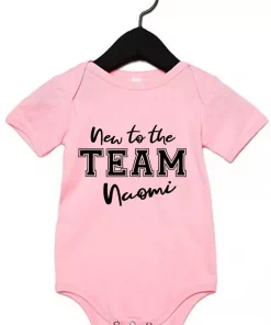 Kurzarm Babybody New to the TEAM mit Name pink