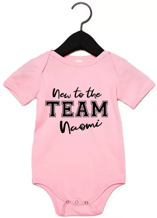 Kurzarm Babybody New to the TEAM mit Name pink