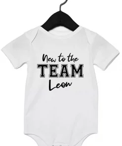 Kurzarm Babybody New to the TEAM mit Name weiß