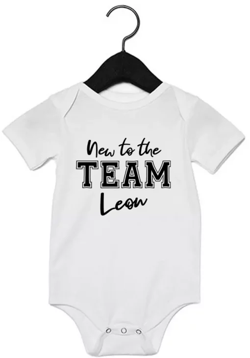 Kurzarm Babybody New to the TEAM mit Name weiß