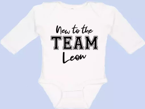 Langarm Baby Body New to the TEAM mit Name weiß