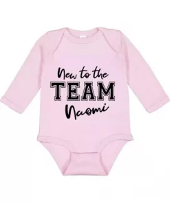 Langarm Baby Body New to the TEAM mit Name pink