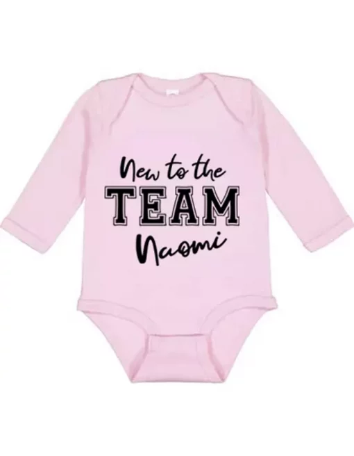 Langarm Baby Body New to the TEAM mit Name pink
