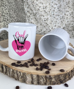 Cool Mom Spruchtasse in der Anwendung