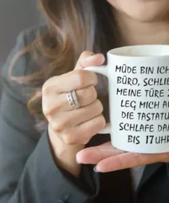 Lustige Spruchtasse in der Anwendung
