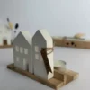 Dekohäuser auf Holzunterlage