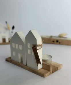 Dekohäuser auf Holzunterlage