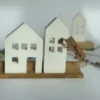 Dekohäuser auf Holzunterlage