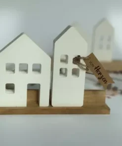 Dekohäuser auf Holzunterlage