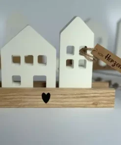 Dekohäuser auf Holzunterlage