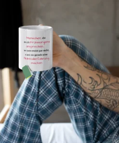 Spruchtasse Menschen die mich frühmorgens ansprechen... Tasse in der Anwendung