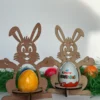 Hasen mit gefärbtem Ei und Überraschungsei