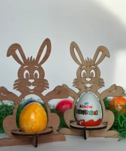 Hasen mit gefärbtem Ei und Überraschungsei