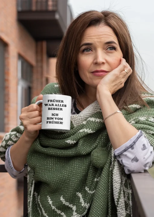 Spruchtasse "Früher war alle besser" Tasse in der Anwendung