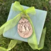 Personalisierter Namensanhänger am Geschenk