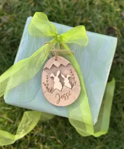Personalisierter Namensanhänger am Geschenk