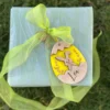 Personalisierter Namensanhänger am Geschenk