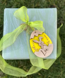 Personalisierter Namensanhänger am Geschenk