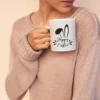 Tasse mit Ostermotiv in der Anwendung