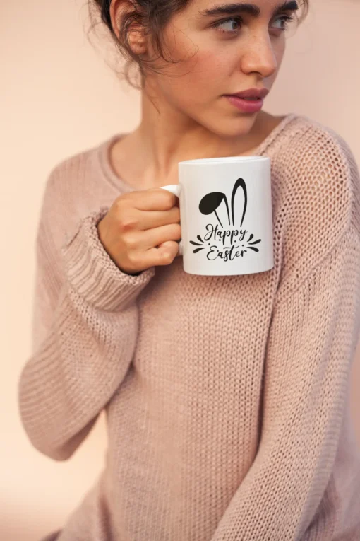 Tasse mit Ostermotiv in der Anwendung