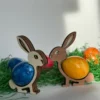 Eierhalter in Hasenform mit gefärbten Eiern