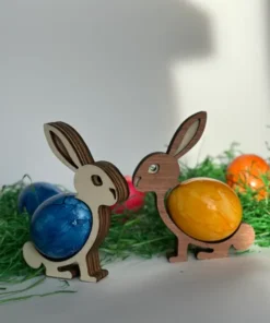 Eierhalter in Hasenform mit gefärbten Eiern