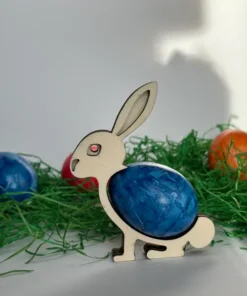 Eierhalter in Hasenform mit gefärbtem Ei Pappelholz
