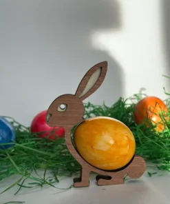 Eierhalter in Hasenform mit gefärbtem Ei Pinienholz