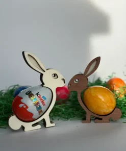 Eierhalter in Hasenform mit gefärbtem Ei und Überraschungsei