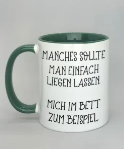 Spruchtasse "Manches solle man einfach liegen lassen. Mich im Bett zum Beispiel" mit farbiger Innenseite dunkelgrün